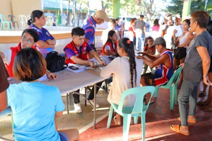 Fire victims from Iloilo City receive cash assistance amounting to P10,000 per family under the Department of Social Welfare and Development’s Assistance to Individuals in Crisis Situation. DSWD WESTERN VISAYAS/FACEBOOK PHOTO