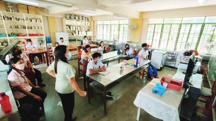 DepEd_resized Bacolod’s Sangguniang Panlungsod urges the Department of Education to provide adequate safety precautions to ensure the welfare of the students and faculty amid the extreme heat waves. PN FILE PHOTO