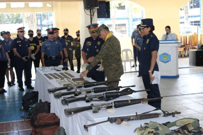 PRO-6.JPG_resized Philippine Army’s 301st Infantry Brigade commander Brigadier General Michael Samson and Police Regional Office 6 Brigadier General Jack L. Wanky present to the media the firearms and ammunition recovered following an encounter between the rebels and the Armed Forces of the Philippines and Philippine National Police in Barangay Torocadan, San Joaquin, Iloilo on February 28. AJ PALCULLO/PN