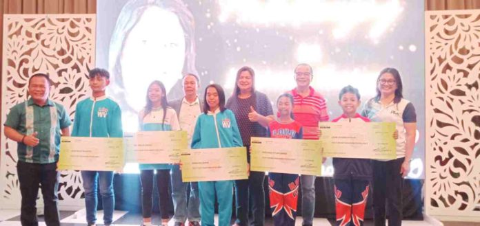 Palaro_incentive_pic_resized (From left) Athletes John Mark Pagdato and Ma. Jerlyn Ariego from Lemery, Iloilo; Marelyn Libuna from Calinog; and Precious Kylah Abreu and Sean Leumer Hitalia from Cabatuan receive their cash incentives from the Iloilo provincial government. Also in photo are Schools Division of Iloilo Superintendent Dr. Ernesto Servillon Jr., 2nd District Board member June Mondejar; Vice Gov. Christine Garin; Provincial Administrator Raul Banias; and Iloilo Sports Management and Development Office head Ma. Janelyn Fundal. IME SORNITO/PN