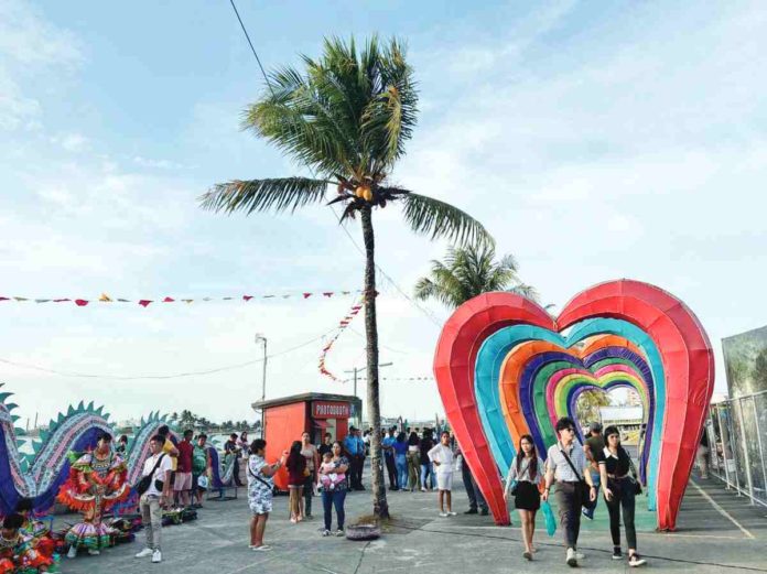 Onlookers and enthusiasts flock to Bacolod Baywalk Recreational Park in Bacolod City’s reclamation area to witness the first-ever Water Sports Festival.