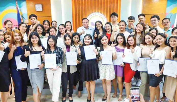 The Iloilo City Government’s Uswag Scholarship Program has so far benefitted 27,389 scholars. Launched in 2010, this initiative has aided young Ilonggos pursue their academic goals and achieve their dreams. ILOILO CITY MAYOR’S OFFICE PHOTO