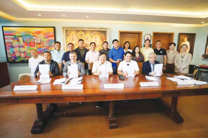 banner_pic1_resized Mayor Jerry Treñas and Metro Pacific Water Investments Corporation president and chief executive officer Andrew Pangilinan lead the ceremonial contract exchange on Friday, March 1, 2024, for the construction of a state-of-the-art Integrated Solid Waste Management Facility in Iloilo City. ILOILO CITY MAYOR’S OFFICE PHOTOS