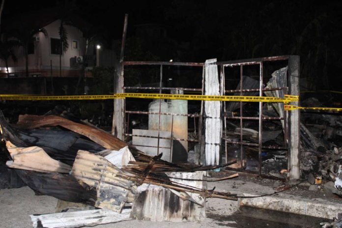 fire.JPG_resized Unattended cooking set a bunkhouse for construction workers ablaze in Barangay Hibao-an Sur, Mandurriao, Iloilo City on Monday night, March 11. AJ PALCULLO/PN