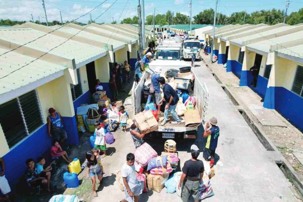 Roxas turns over housing to fire victims