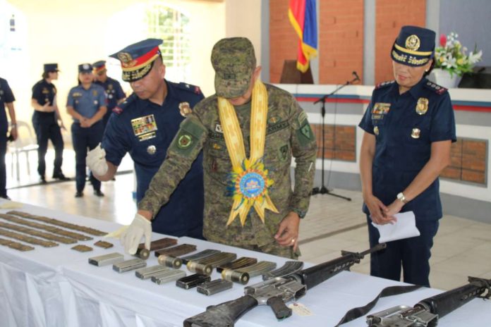 firearms.JPG_resized Brigadier General Michael Samson, commander of the 301st Infantry Brigade, presents on Monday, March 4, the confications from a recent encounter with the rebels in San Joaquin, Iloilo. AJ PALCULLO/PN