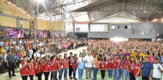 Sen. Imee Marcos led the distribution of financial assistance to female farmers and fisherfolk, including solo parents, in Guimaras on Friday, March 8. Joining her were Gov. Joaquin Carlos Rahman Nava, Cong. Ma. Lucille Nava, Vice Gov. John Edward Gando, and Department of Social Welfare and Development personnel. GUIMARAS PROV’L GOVERNMENT PHOTO
