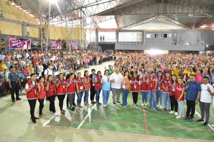 marcos_pic_resized Sen. Imee Marcos led the distribution of financial assistance to female farmers and fisherfolk, including solo parents, in Guimaras on Friday, March 8. Joining her were Gov. Joaquin Carlos Rahman Nava, Cong. Ma. Lucille Nava, Vice Gov. John Edward Gando, and Department of Social Welfare and Development personnel. GUIMARAS PROV’L GOVERNMENT PHOTO