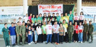 Gov. Arthur Defensor Jr. (8th from right) graces the Panay News and Daniel G. Fajardo Foundation, Inc.’s medical mission in Barangay Pagsanga-an, Pavia, Iloilo on Saturday, March 23. Also in photo are Panay News chief operating officer and Pavia Sangguniang Bayan member Daniel “Dan” Fajardo II, Panay News employees, partners, and Barangay Pagsanga-an officials. AJ PALCULLO/PN