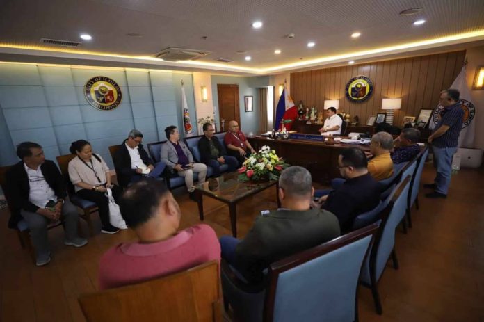 meeting_pic_resized Mayor Jerry Treñas meets with energy stakeholders and decision-makers on Thursday, March 21, and discussed the immediate and long-term solutions to the power shortage on Panay Island. ILOILO CITY MAYOR’S OFFICE PHOTO