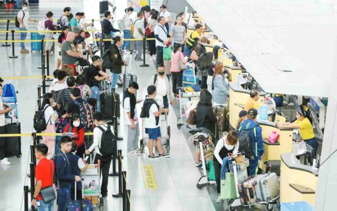 no_job_losses.JPG_resized Travelers arrive at the Ninoy Aquino International Airport Terminal 3 in Pasay City. JONATHAN CELLONA, ABS-CBN NEWS/FILE PHOTO