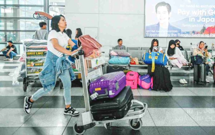 pest_prob.JPG_resized Travelers queue at the Ninoy Aquino International Airport Terminal 3 check-in and immigration counters. MARIA TAN, ABS-CBN NEWS/FILE PHOTO