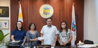 Gov. Arthur Defensor Jr. released a check amounting to P10 million to the municipality of Maasin for their Solid Waste Management Program. Maasin’s Municipal Environment and Natural Resources Office head Noemi Marie Magullado and Municipal Treasurer Marcelina Guidoriagao received the check in the presence of Provincial Government Environment and Natural Resources Office Supervising Environmental Management Specialist Mitzi Peñaflorida. BALITA HALIN SA KAPITOLYO/FACEBOOK PHOTO