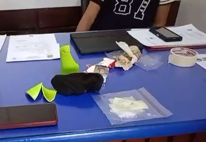 A tower guard of the Bureau of Jail Management and Penology in Barangay Ungka, Jaro, Iloilo City discovered two sachets of suspected shabu concealed within a cigarette box found inside a black sock on Wednesday morning, March 13. K5 NEWS FM ILOILO PHOTO