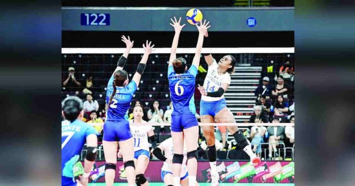 Ateneo de Manila University Blue Eagles’ Alexa Miner scores against the defense of Adamson University Lady Falcons’ May Ann Nuique. UAAP PHOTO