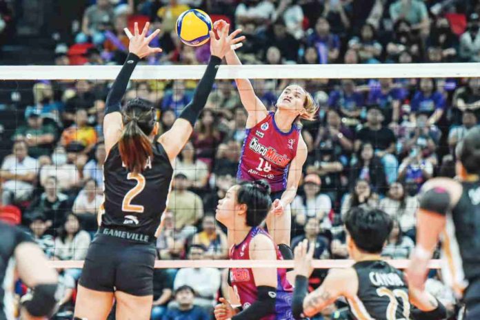 Choco Mucho Flying Titans’ Cherry Ann Rondina smashes the ball towards a Cignal HD Spikers’ defender. PHOTO COURTESY OF PVL