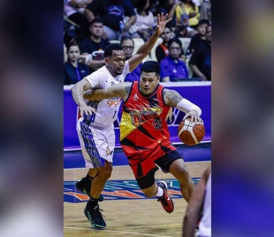 Ilonggo Jericho Cruz of San Miguel Beermen wards off the defense of TNT Tropang Giga’s Jayson Castro as he goes for a basket. PBA PHOTO