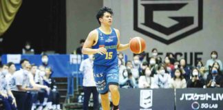 Kiefer Ravena was slapped with an unsportsmanlike foul for grabbing the hand of Fukuoka’s guard, Hiroki Taniguchi, who stole the ball from the side of the Shiga Lakes. Photo courtesy of Shiga Lakes