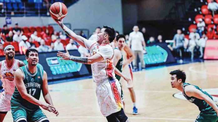 Phoenix Super LPG Fuel Masters’ RR Garcia scoops for a layup. PBA PHOTO