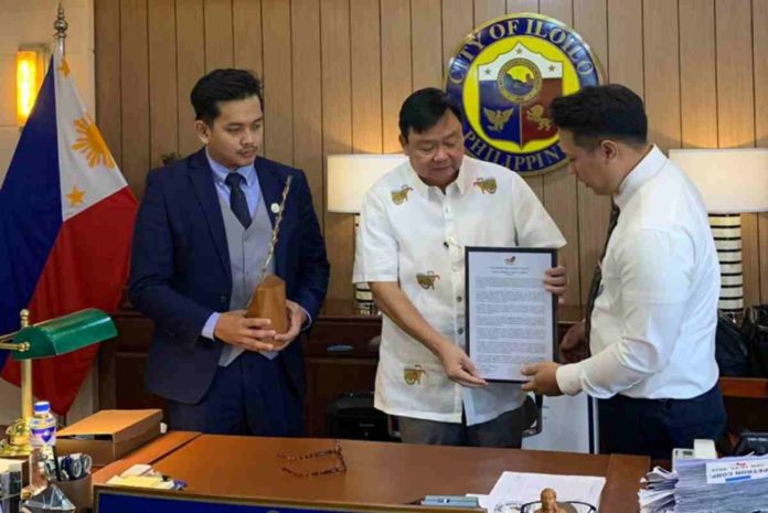 treñas Mayor Jerry Treñas receives his Outstanding Public Servant plaque and certificate from the representatives of the RP-Mission and Development Foundation Inc. on Tuesday, March 19. ILOILO CITY MAYOR’S OFFICE PHOTO