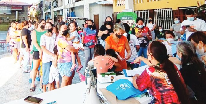 vax pic The Iloilo City Health Office (CHO) is projecting about 26,000 children aged 0 to 59 months old from Jaro, Molo and Arevalo districts to be vaccinated following the declaration of pertussis outbreak in the city. File photo shows CHO personnel conducting catch-up immunization in a barangay. ILOILO CITY HEALTH OFFICE PHOTO