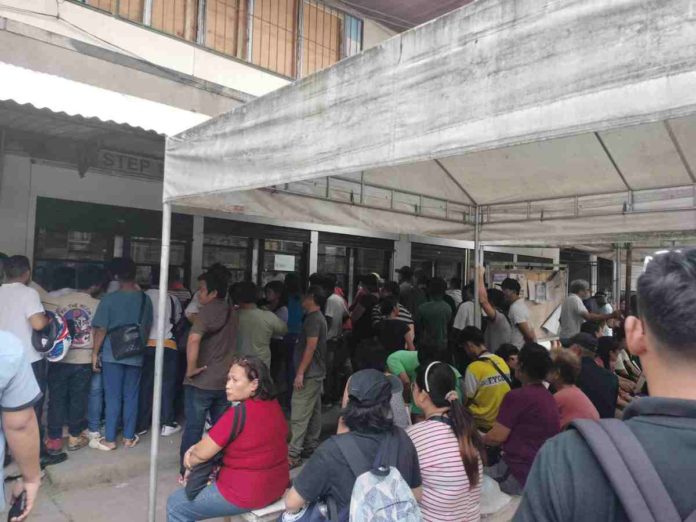 Bacolod registrants More than 24,000 Bacolod City residents may have their Commission on Elections (Comelec) registration status deactivated for failure to vote in two successive preceding elections. Photo shows candidates during the 2023 Barangay and Sangguniang Kabataan elections filing their Statement of Contributions and Expenditures at the Comelec-Bacolod office. MAE SINGUAY/PN