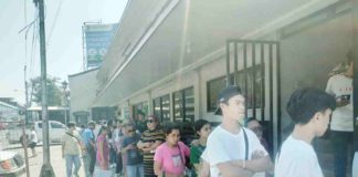 Applicants for election registration are queuing outside of the Commission on Elections office in Bacolod City. MAE SINGUAY/PN