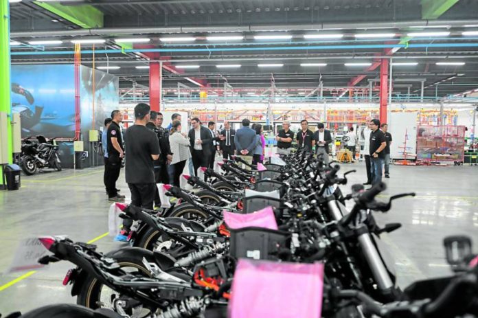 DOE The Energy department says using electric motorcycles helps avoid around 8.5 kilograms of carbon dioxide compared to internal combustion engine motorcycles. PHOTO COURTESY OF INQUIRER.NET