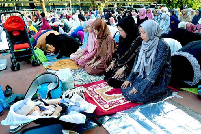 Eid Children join their mothers during an early morning prayer for Eid'l Fitr at the Quezon Memorial Circle in Quezon City on April 10, 2024) In his message for the occasion, President Ferdinand Marcos Jr. called for unity amid Filipinos’ diversity in beliefs and philosophies. PNA