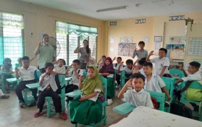 Madrasah_Education_resized Dr. Eleanore Dagala, Department of Education-Antique supervisor for Aralin Panlipunan of which the Madrasah Education belongs (standing center) with learners of the Gov. Santos Capadocia Memorial School in San Jose de Buenavista. Dagala said there is a plan to open the Madrasa Education for Muslim secondary learners this school year 2024-2025. PHOTO COURTESY OF DEPED ANTIQUE
