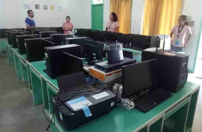 International Data Corporation says government purchases of personal computer (PC) may have fallen because it takes some time to look for PCs with some technical specifications that fit a certain budget. Photo shows PCs at the computer laboratory of Tiolas National High School in San Joaquin, Iloilo. DTI PHOTO