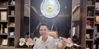 Mayor Alfredo Abelardo Benitez shows to the members of the media a newly issued person with disability identification card equipped with quick response code. MAE SINGUAY/PN