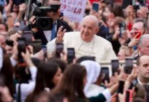 Pope calls for truce in Gaza, Ukraine Pope Francis waved to crowds at the Vatican on the day of the Easter Mass, at St. Peter's Square. REUTERS