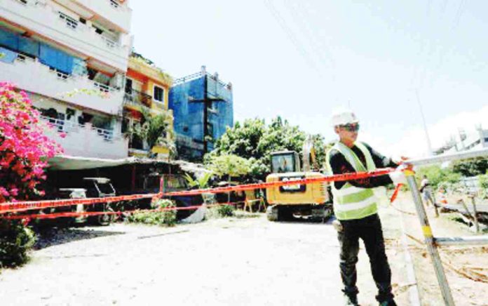action_plan_copy_resized A worker does fencing work at the Alabang station of the Philippine National Railways on April 4, 2024. Companies are urged to adopt measures to mitigate the impact of extreme heat on workers. PNA PHOTO BY YANCY LIM