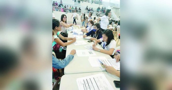 “Bayad Agad” program of the Bacolod City Government aims to fast-track the doling out of financial assistance to every Bacolodnon. MAE SINGUAY/PN