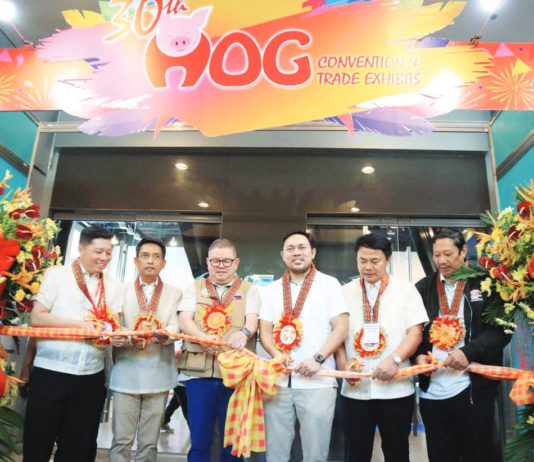 Senator Mark Villar (4th from left) attends the 30th Hog Convention in Iloilo and promises support for the development of backyard hog farmers. Also in photo are (from left) Chester Warren Tan, Rolando Tambago, Department of Agriculture Secretary Francisco Tiu-Laurel, Nicanor Briones, and Engr. Rosendo So.