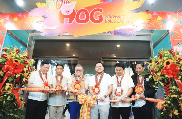 Senator Mark Villar (4th from left) attends the 30th Hog Convention in Iloilo and promises support for the development of backyard hog farmers. Also in photo are (from left) Chester Warren Tan, Rolando Tambago, Department of Agriculture Secretary Francisco Tiu-Laurel, Nicanor Briones, and Engr. Rosendo So.