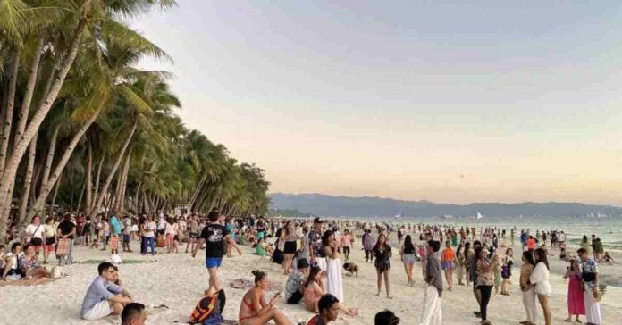 A total of 56,134 tourists flock to Boracay Island in Malay, Aklan during this year’s Holy Week. PHOTO COURTESY OF KIMBERLY PINEDA