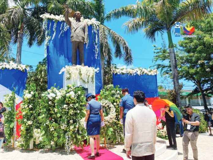 capiz_copy_resized A wreath-laying ceremony was held at the President Manuel A. Roxas monument in Roxas City, Capiz on Monday, April 15, to commemorate the death of the late president. PHILIPPINE INFORMATION AGENCY-CAPIZ