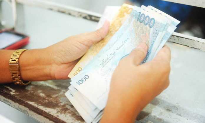cash remittances copy The United States had the highest share of overall remittances from overseas Filipinos in February 2024. PHOTO COURTESY OF GMA NEWS ONLINE