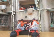 Tens of thousands flee massive China floods Rescuers evacuate stranded residents on Saturday in the flood-hit city of Shaoguan, Guangdong province of China. Xinhua