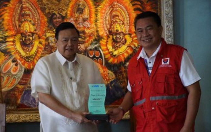 city_aid_resized Mayor Jerry Treñas and Department of Social Welfare and Development Region 6 director Atty. Carmelo Nochete sign a memorandum of agreement for the “Project LAWA at BINHI” under the Risk Resiliency Program of the department at the city hall on Thursday, April 4. ILOILO CITY MAYOR’S OFFICE PHOTO