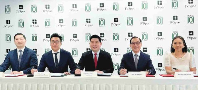 doubledragon_pic.JPG_resized Hotel101 Global signed a definitive merger agreement with JVSPAC Acquisition Corporation to publicly list on the NASDAQ on Monday, April 8. Photo shows (2nd from left) Albert Wong, chairman of NASDAQ-listed JVSPAC Acquisition Corp., DoubleDragon/Hotel101 chairman Edgar Injap Sia II, CEO Hannah Yulo Luccini, and Co-Chairman Tony Tan Caktiong.