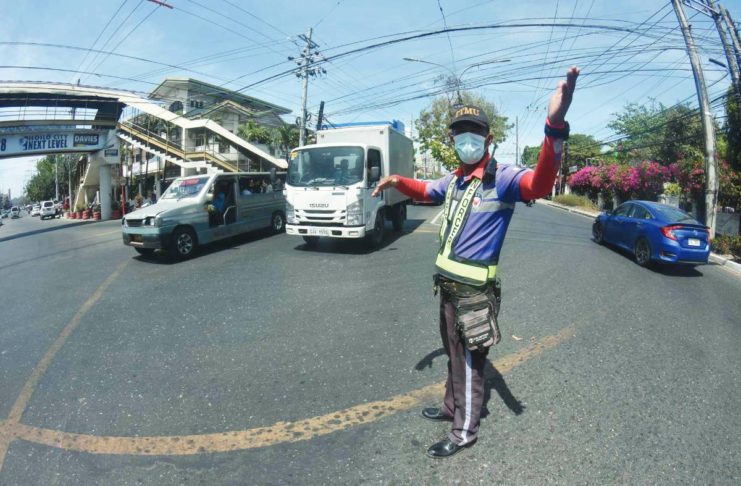 HEAT STROKE BREAK POLICY. The Iloilo City Traffic Management Unit now has a heat stroke break policy. Traffic enforcers are allowed to leave their posts for a 15 to 20-minute break so they can rehydrate and seek shelter from the sun. ARNOLD ALMACEN/ILOILO CITY MAYOR’S OFFICER PHOTO