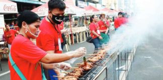 Bacolod City’s famous chicken inasal were laid out on a 320-meter-long grilling station and cooked by 70 concessionaires during the 2023 edition of the Bacolod Chicken Inasal. VICE MAYOR EL CID FAMILIARAN PHOTO