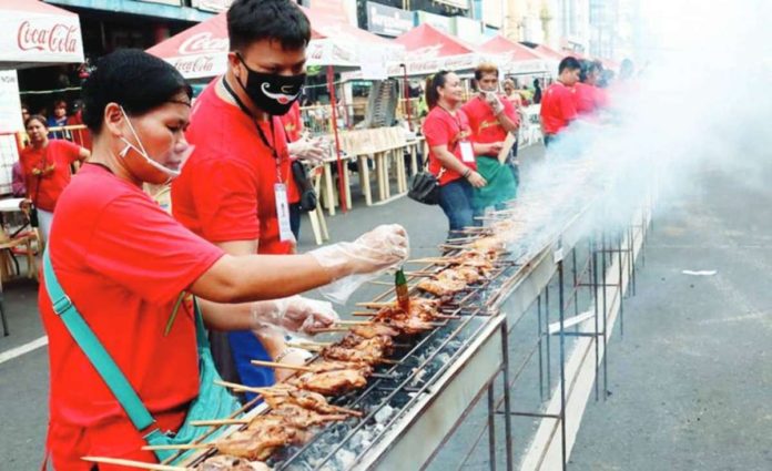 inasal_pic_resized Bacolod City’s famous chicken inasal were laid out on a 320-meter-long grilling station and cooked by 70 concessionaires during the 2023 edition of the Bacolod Chicken Inasal. VICE MAYOR EL CID FAMILIARAN PHOTO