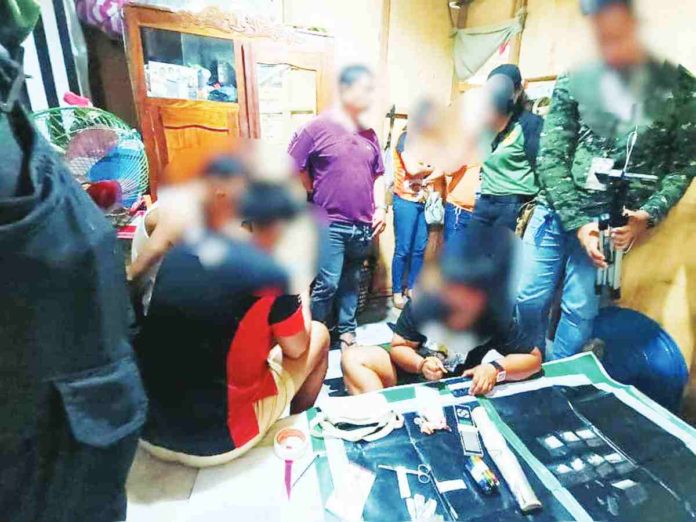 kalibo_shabu_resized Kalibo police and Philippine Drug Enforcement Agency-Aklan personnel confiscated around 32 grams of suspected shabu valued of P160,000 from drug suspect Arvin Bautista on Wednesday, April 17. DEA REGION 6 PHOTO