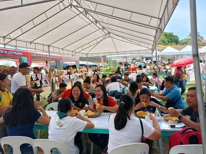 Mango lovers feast on unlimited mangoes at the Mango Eat-All-You-Can event of the Manggahan Festival in Guimaras. PN FILE PHOTO