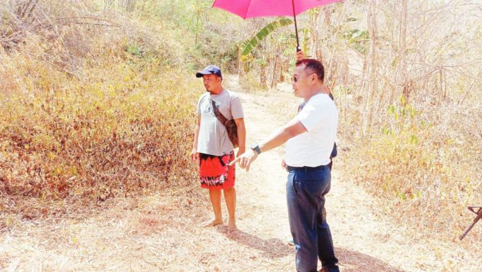 miag-ao Police Colonel Rolando Palomo (right), director of the Iloilo Police Provincial Office, on Monday, April 8, visits the site in Barangay Tambong, Miag-ao town where a 52-year-old woman was found dead on Sunday night, April 7. AJ PALCULLO/PN