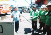 Roel Castro (left), president and chief executive officer of MORE Electric and Power Corporation, oversees his team providing free cold water and free charging to Iloilo City consumers affected by the April 28 power interruption.